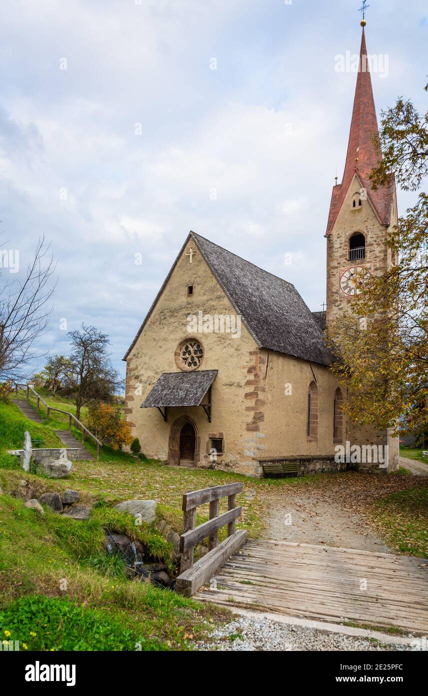Église Saint-Ingenuino, village de Barbiano dans le Tyrol du Sud, nord de l'Italie - Europe - église de style gothique Banque D'Images