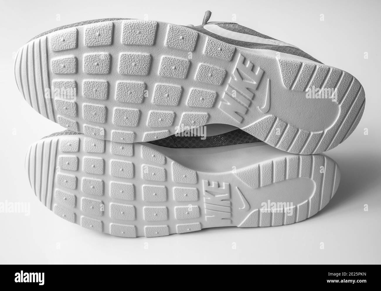 Moscou, Russie - avril 6. 2019. Semelle des sneakers Nike sur fond blanc Banque D'Images