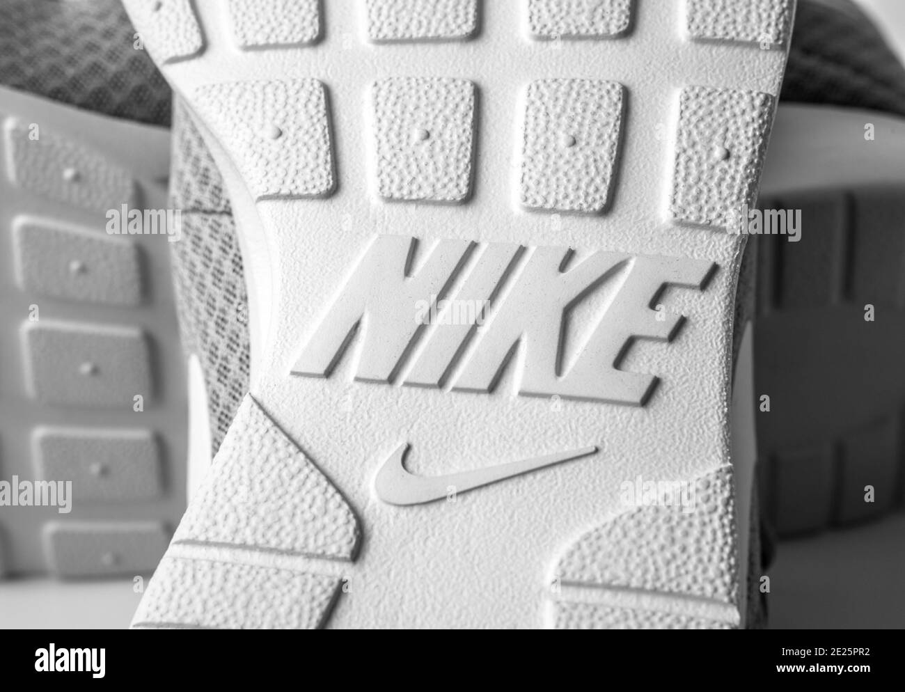 Moscou, Russie - avril 6. 2019. Semelle des sneakers Nike sur fond blanc Banque D'Images