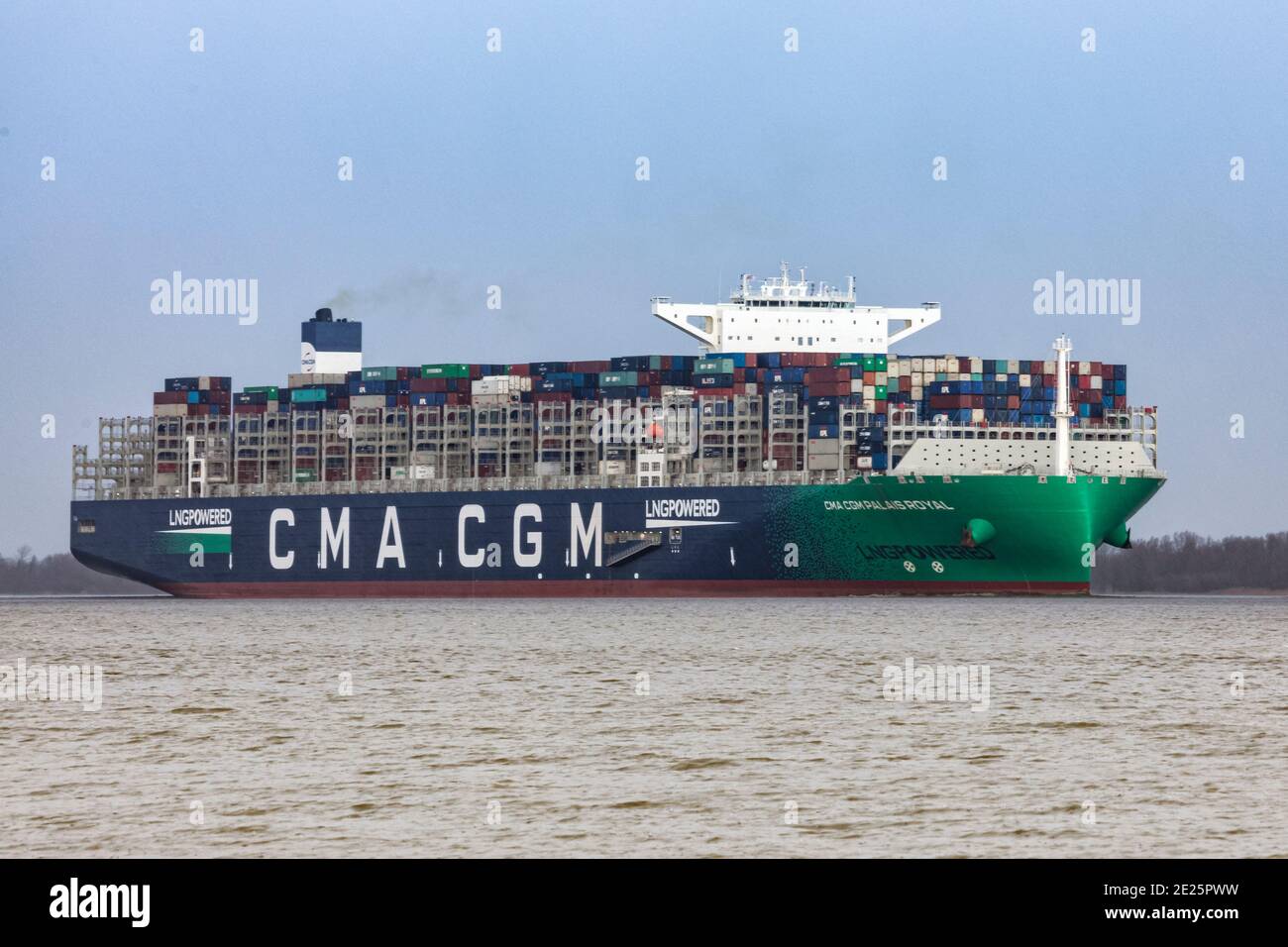 Stade, Allemagne - 12 janvier 2021 : le plus grand navire à gaz naturel liquéfié du monde, navire à conteneurs CMA CGM PALAIS ROYAL sur l'Elbe en direction de Hambourg. Banque D'Images