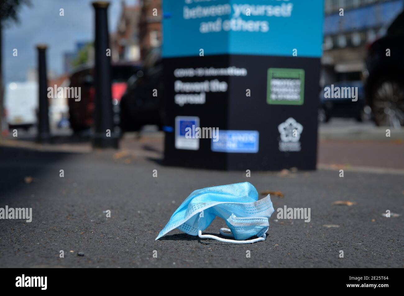 Masques écartés dans le centre-ville de Leicester le jour les masques et les revêtements de visage sont devenus obligatoires dans les magasins Banque D'Images