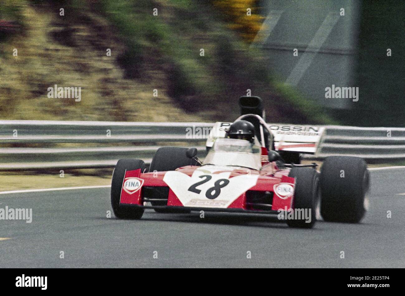 Andrea de ADAMICH pilotant à pleine vitesse la voiture de F1 Surtees-Ford pendant le Grand Prix de France 1972, dans le circuit de Charade près de Clermont-Ferrand. Banque D'Images