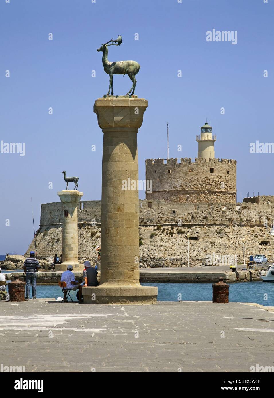 Cerf de bronze et fort de Saint-Nicolas au remblai du port de Mandraki dans la ville de Rhodes. Île de Rhodes. Grèce Banque D'Images