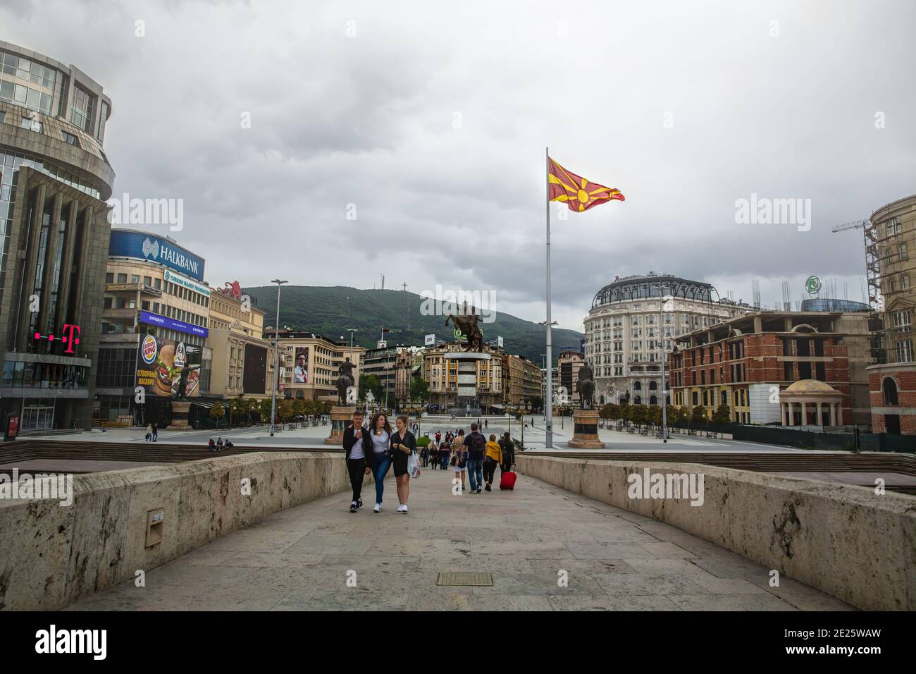 Skopje / Macédoine du Nord, mai 12 2019: Les gens de la région marchant sur le pont de pierre; une attraction touristique historique principale qui provient de l'ottoman Banque D'Images