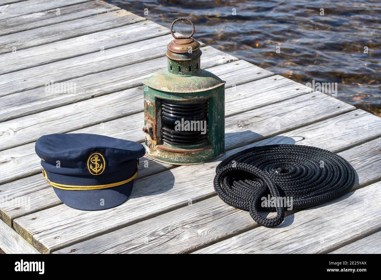 Bouchon de navigation avec un côté bâbord vert clair vintage et une amarre en spirale Banque D'Images
