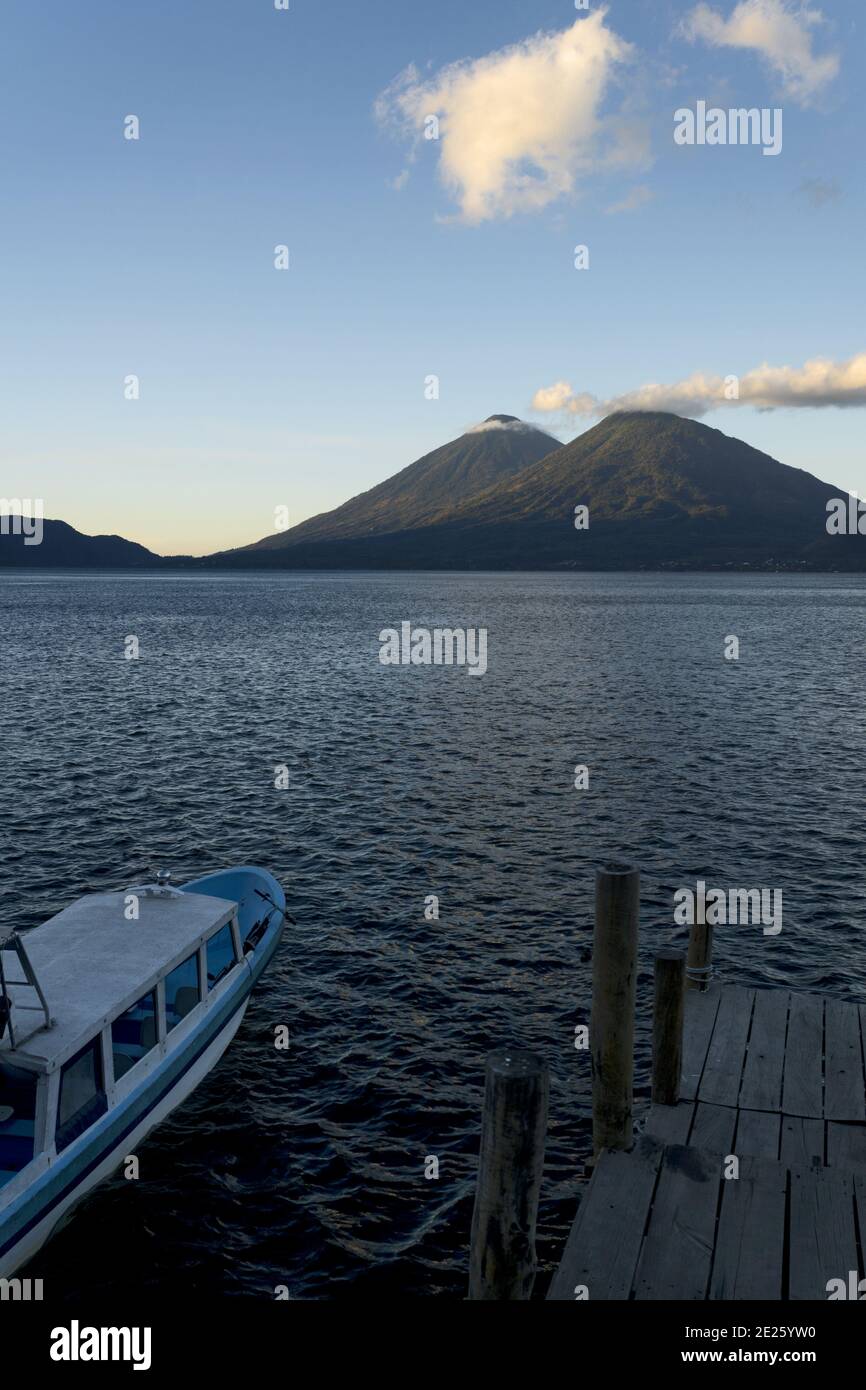 Guatemala, Amérique centrale: Lac Atitlán (Atitlan) avec volcans Atitlan et Toliman, lever du soleil avec bateau Banque D'Images