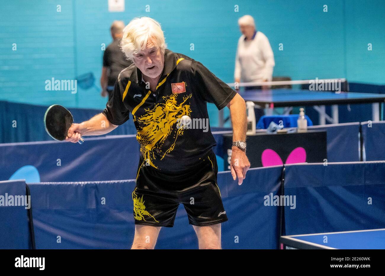 Personnes âgées et handicapées jouant au tennis de table Banque D'Images