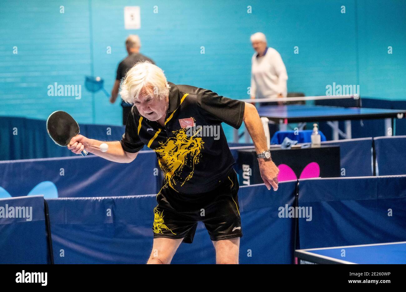 Personnes âgées et handicapées jouant au tennis de table Banque D'Images