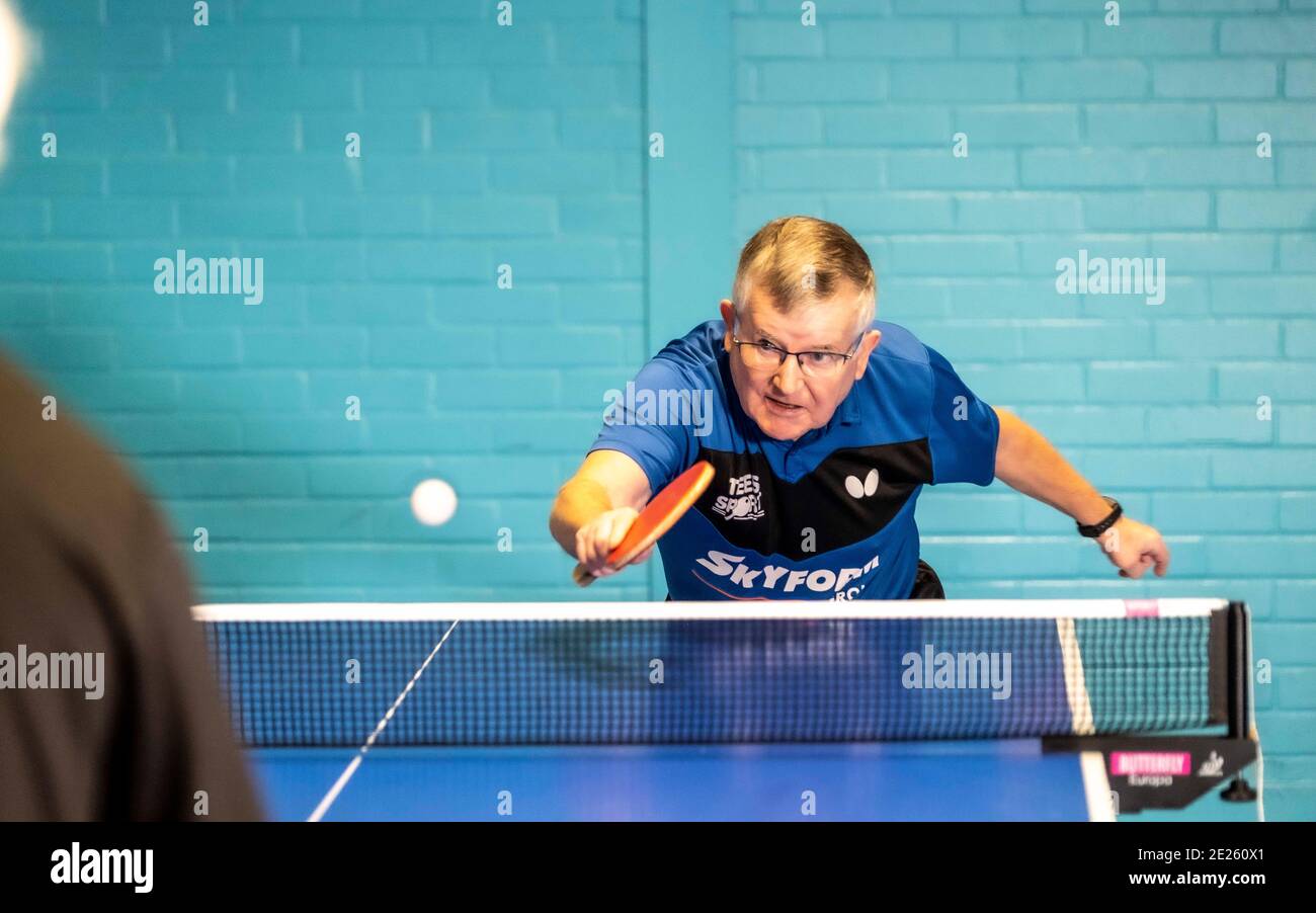 Personnes âgées et handicapées jouant au tennis de table Banque D'Images