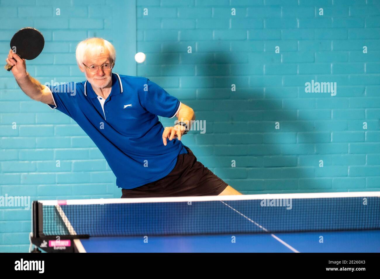 Personnes âgées et handicapées jouant au tennis de table Banque D'Images