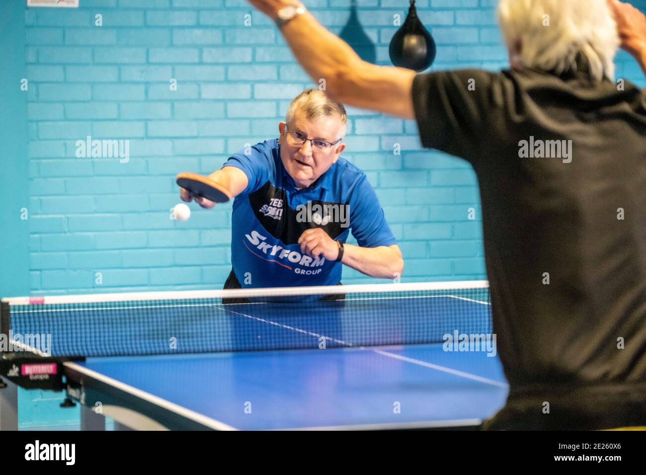 Personnes âgées et handicapées jouant au tennis de table Banque D'Images