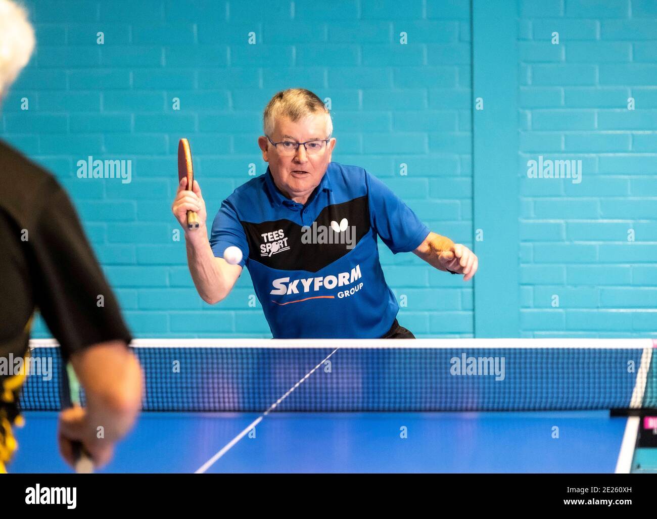 Personnes âgées et handicapées jouant au tennis de table Banque D'Images
