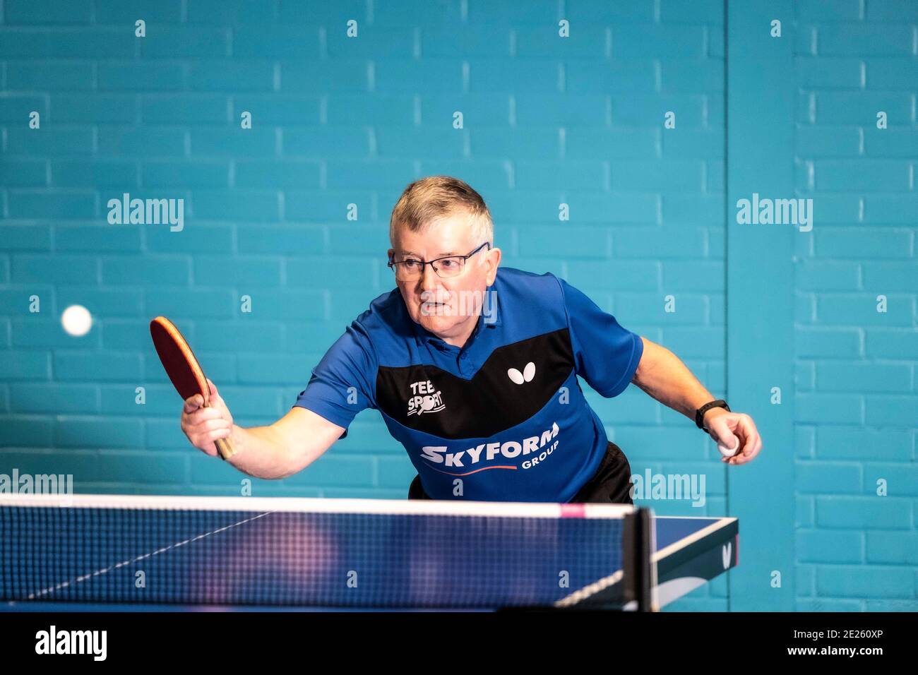 Personnes âgées et handicapées jouant au tennis de table Banque D'Images
