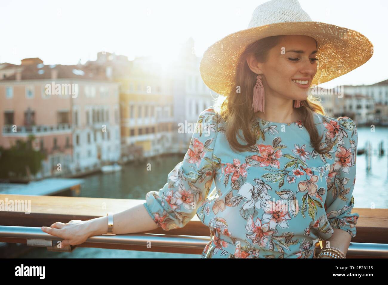 Bonne femme de voyage moderne en robe fleurie avec chapeau visite sur le  pont de l'Accademia à Venise, Italie Photo Stock - Alamy