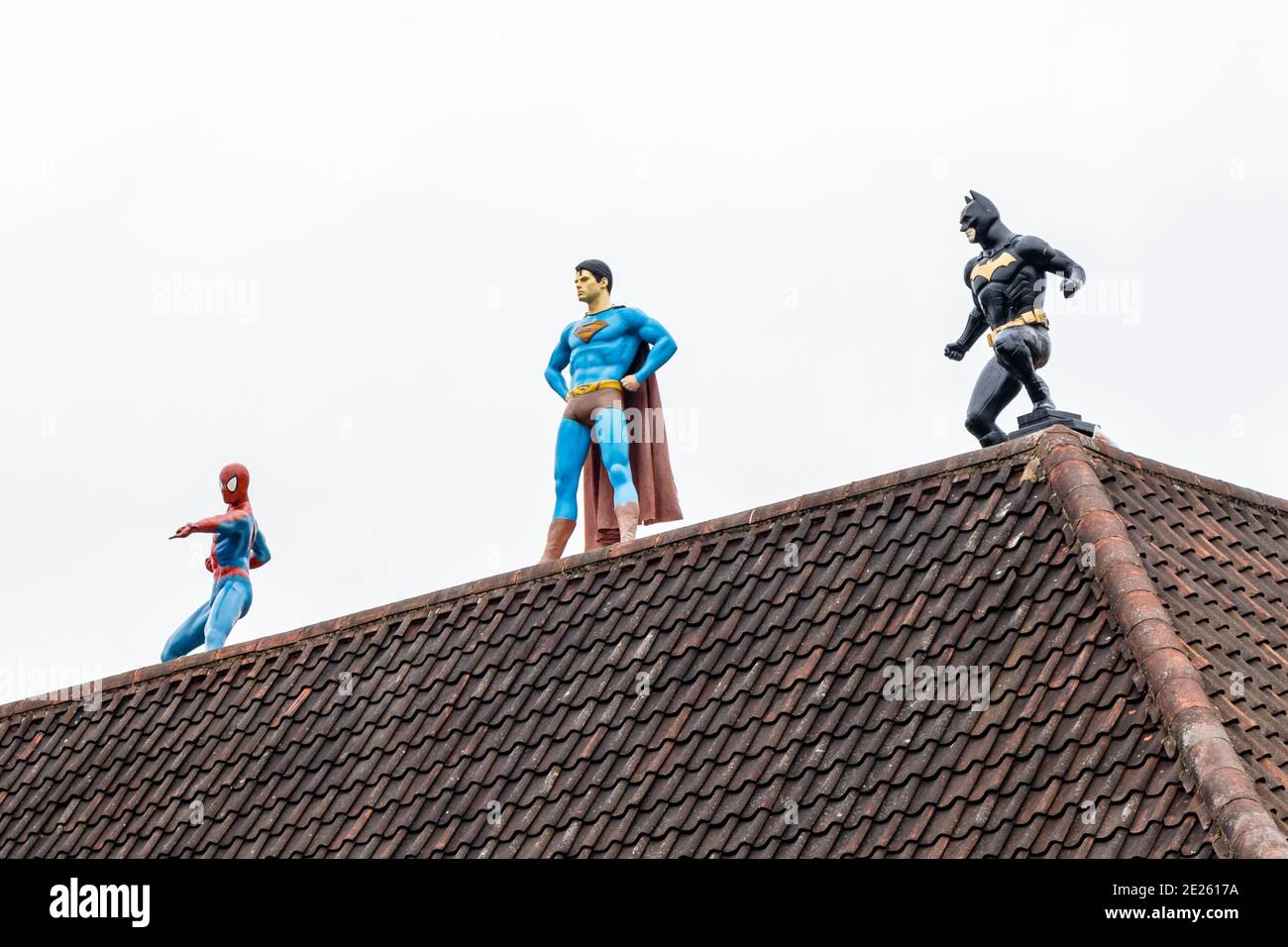 Personnages d'action superhéros grandeur nature sur le toit d'une résidence Propriété à Londres Banque D'Images