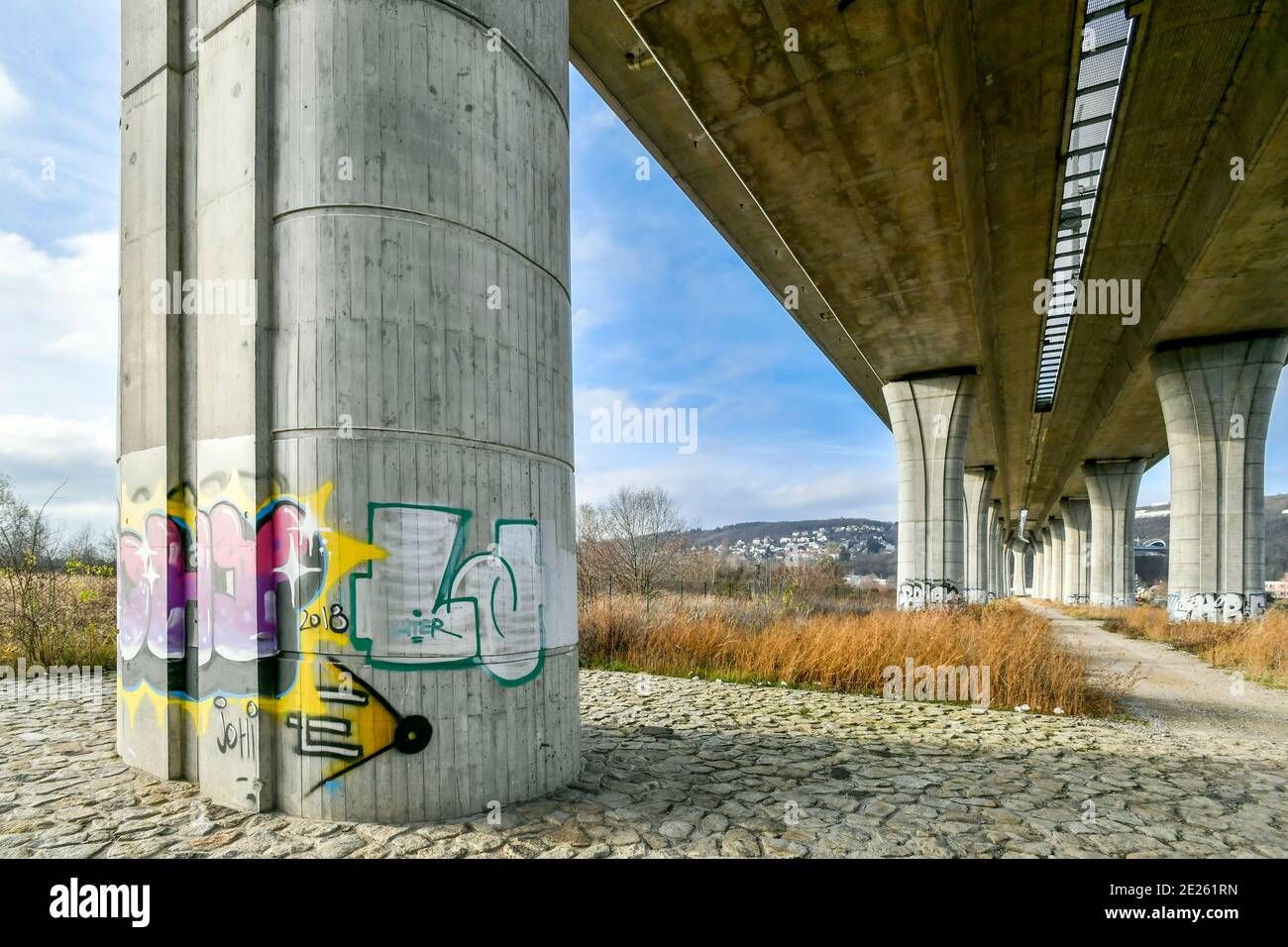 Le pont de Radotín est une paire de structures de pont sur le périphérique de Prague , reliant la Vltava et Berounka Banque D'Images