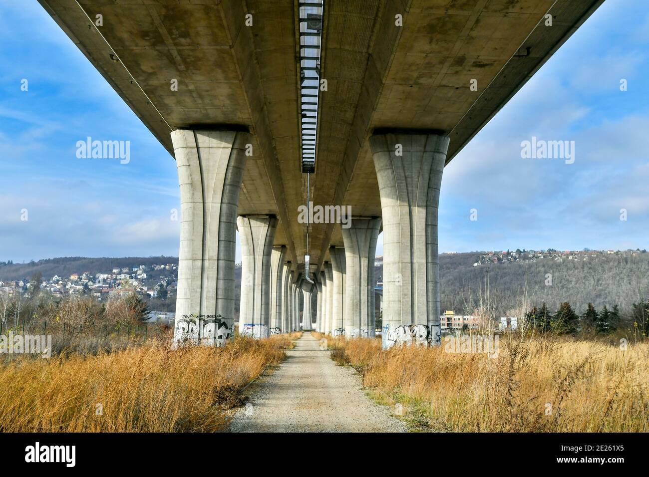 Le pont de Radotín est une paire de structures de pont sur le périphérique de Prague , reliant la Vltava et Berounka Banque D'Images