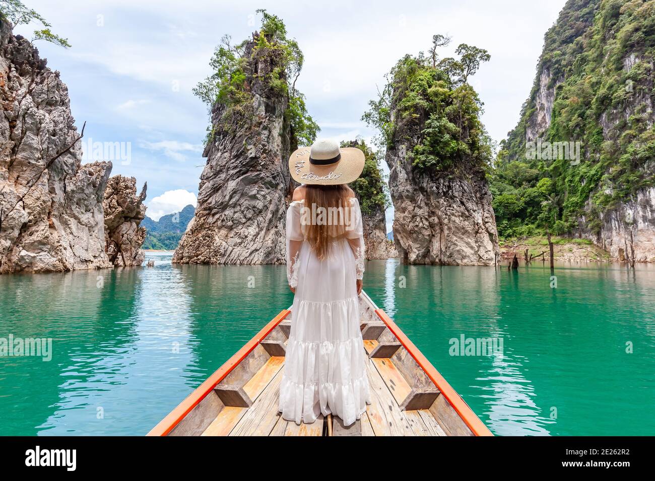 Jeune femme touriste à chapeau au Longtail Boat explorant la Turquoise Lac Cheyou LAN Banque D'Images
