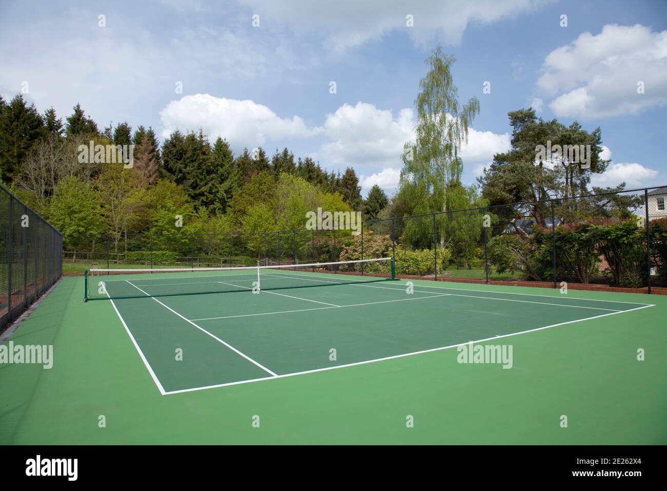 Private tennis court Banque de photographies et d'images à haute résolution  - Alamy