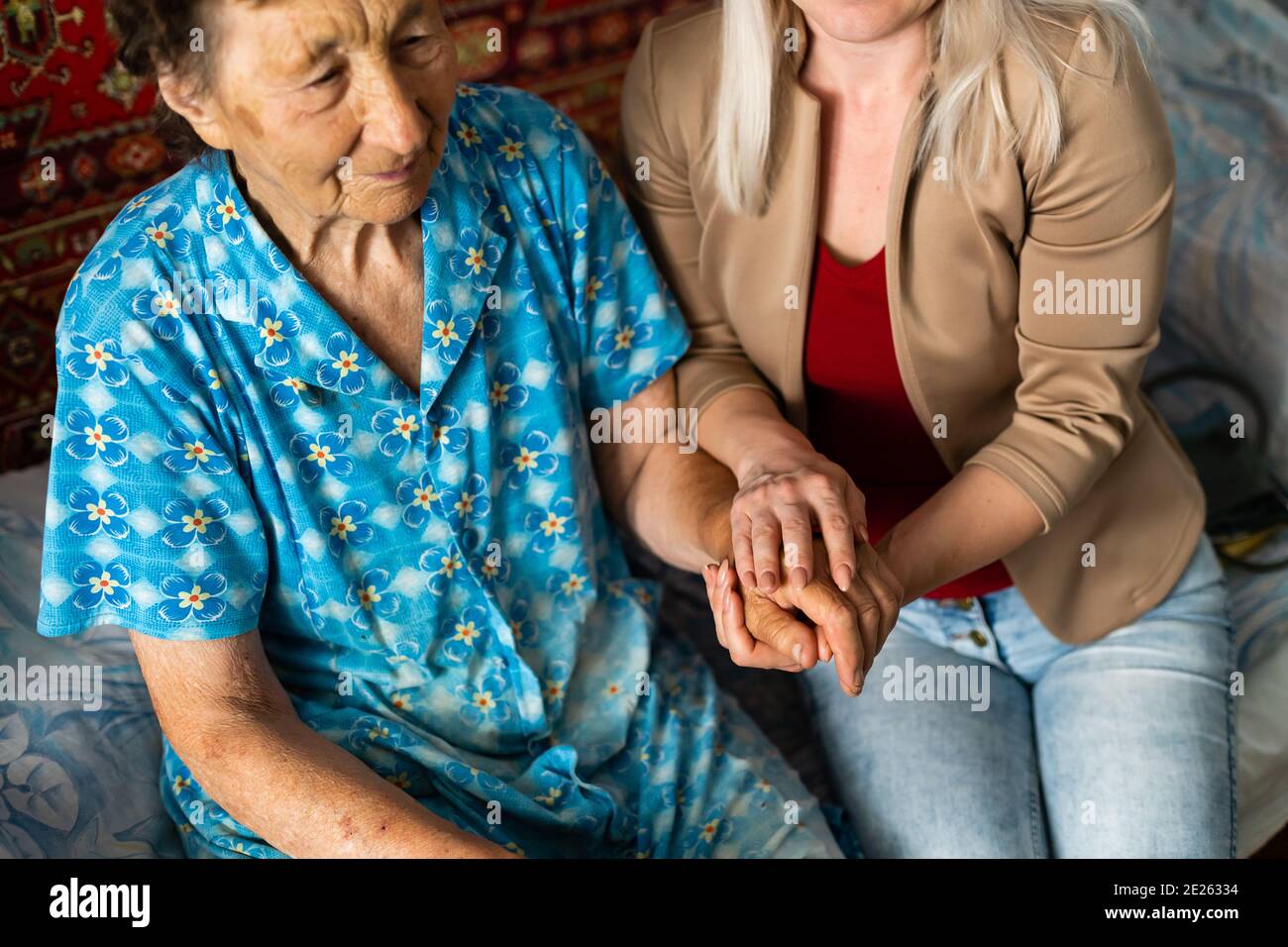 Femme avec son principal fournisseur de soins à domicile Banque D'Images