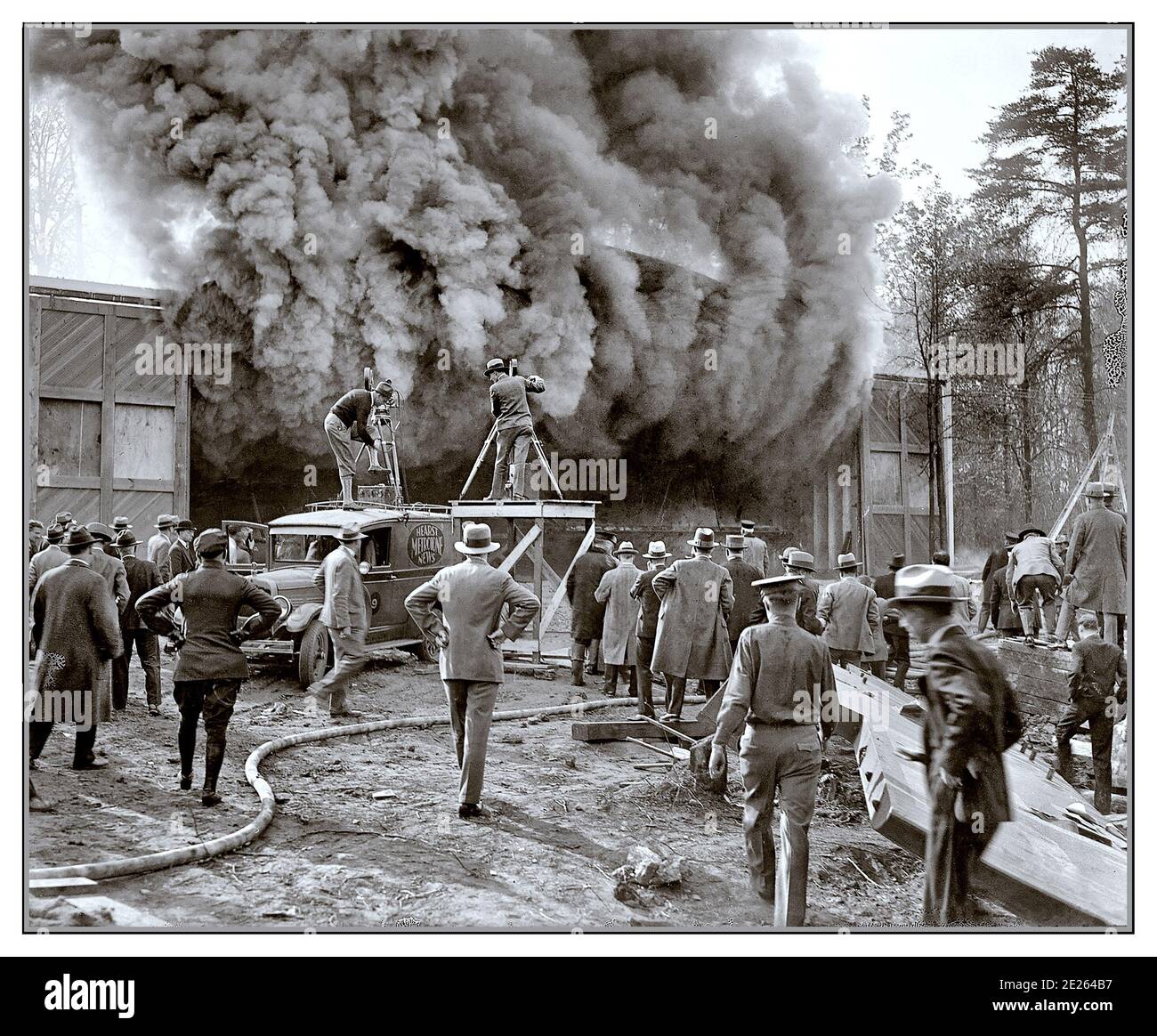Les équipes de presse du FEU des années 1920 Washington, D.C., vers 1928. Les équipes de presse du jour se tournent vers l’enregistrement et la diffusion de bulletins d’information sur un incendie grave local. » Reportages des médias USA News Banque D'Images
