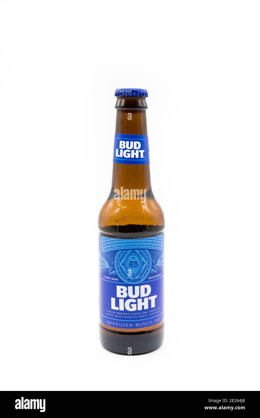 Irvine, Écosse, Royaume-Uni - 09 janvier 2021 : bouteille de Bud Light Beer  de marque Budweiser dans une bouteille en verre recyclable et sur fond  blanc Photo Stock - Alamy