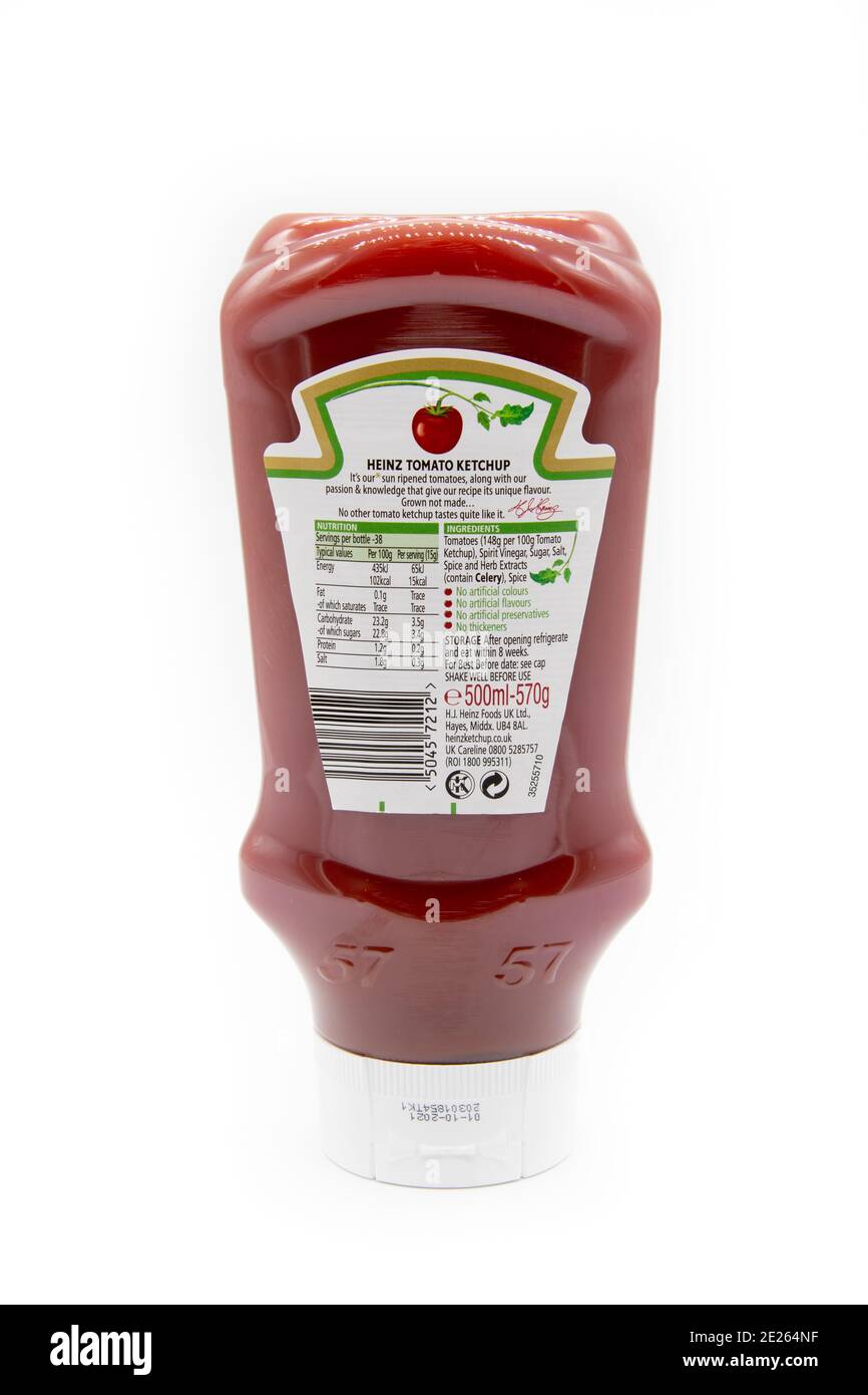 Irvine, Écosse, Royaume-Uni - 09 janvier 2021 : ketchup de tomates de marque Heinz dans une bouteille en plastique recyclable et dessus avec des étiquettes affichant la marque Heinz sy Banque D'Images