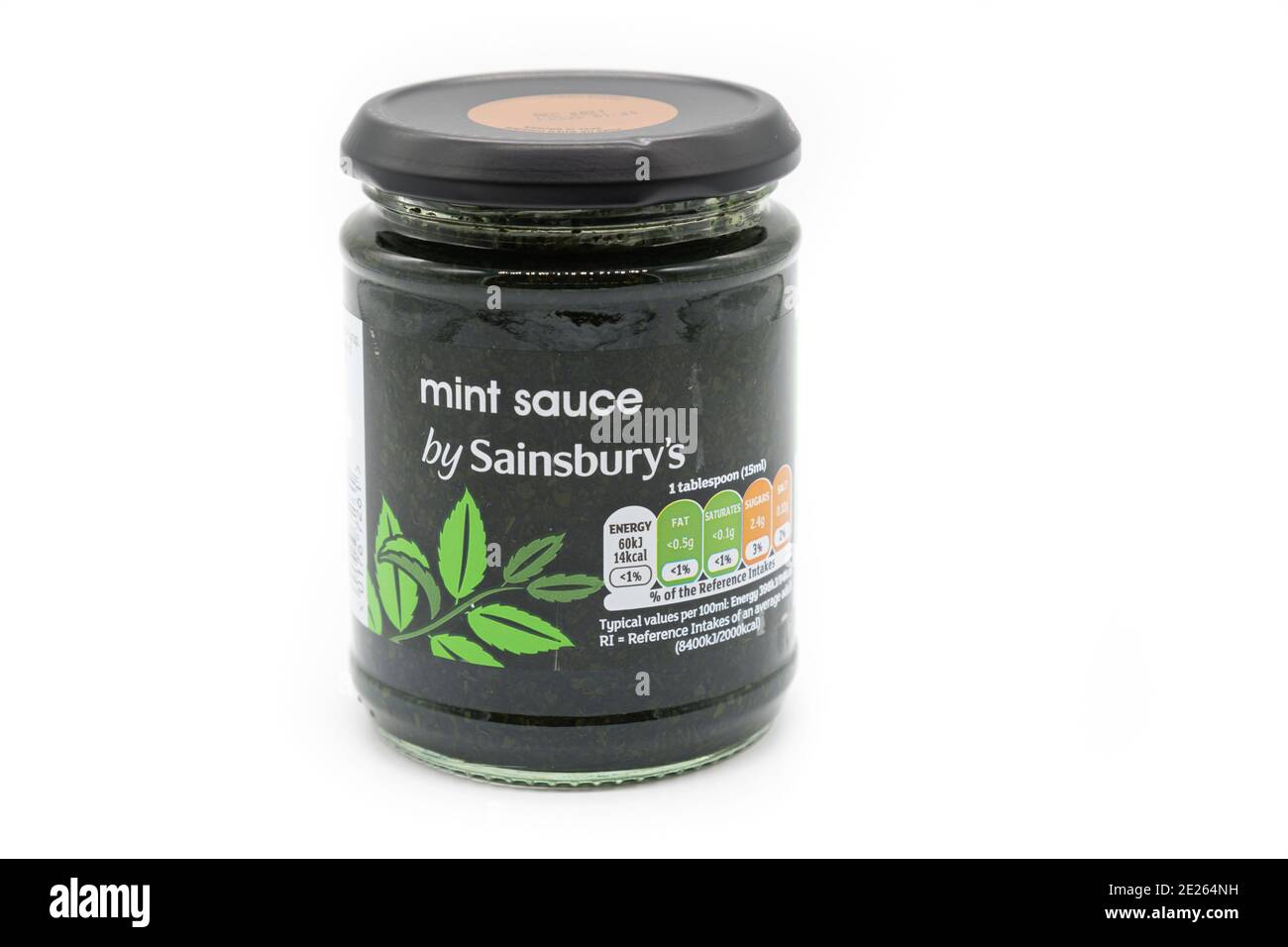 Irvine, Écosse, Royaume-Uni - 09 janvier 2021 : sauce à la menthe de marque Sainsbury dans un pot en verre recyclable et un couvercle en métal. Étiquette indiquant le contenu calorifique sy Banque D'Images