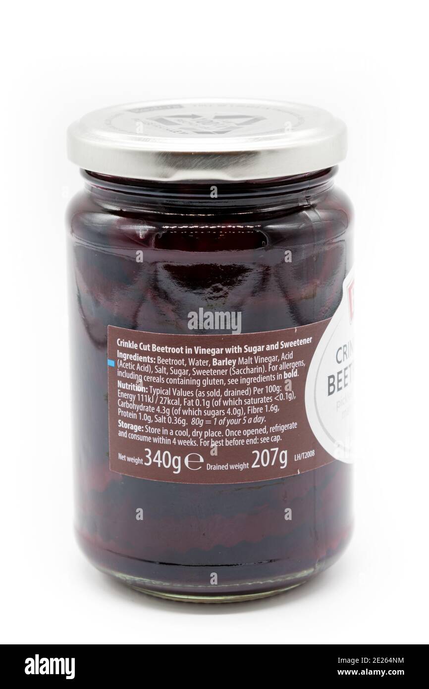 Irvine, Écosse, Royaume-Uni - 09 janvier 2021 : betteraves froissée de marque Baxters dans un pot en verre recyclable et un couvercle en métal. Étiquette contenant du pouvoir calorifique Banque D'Images