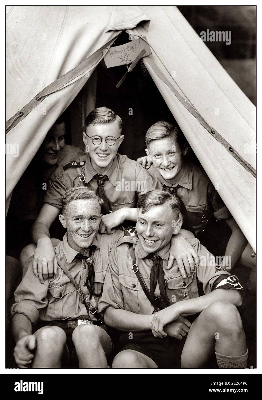 HITLERJUGEND 1938. Stuttgart, Allemagne. La jeunesse hitlérienne en tente pendant les festivités de la 6e journée nationale annuelle des Allemands étrangers. (« Von der 6. Reichstagung der Auslandsdeutschen) photo de Hitlers photographe personnel Heinrich Hoffmann, Kochstraße 10, Berlin. Allemagne Banque D'Images
