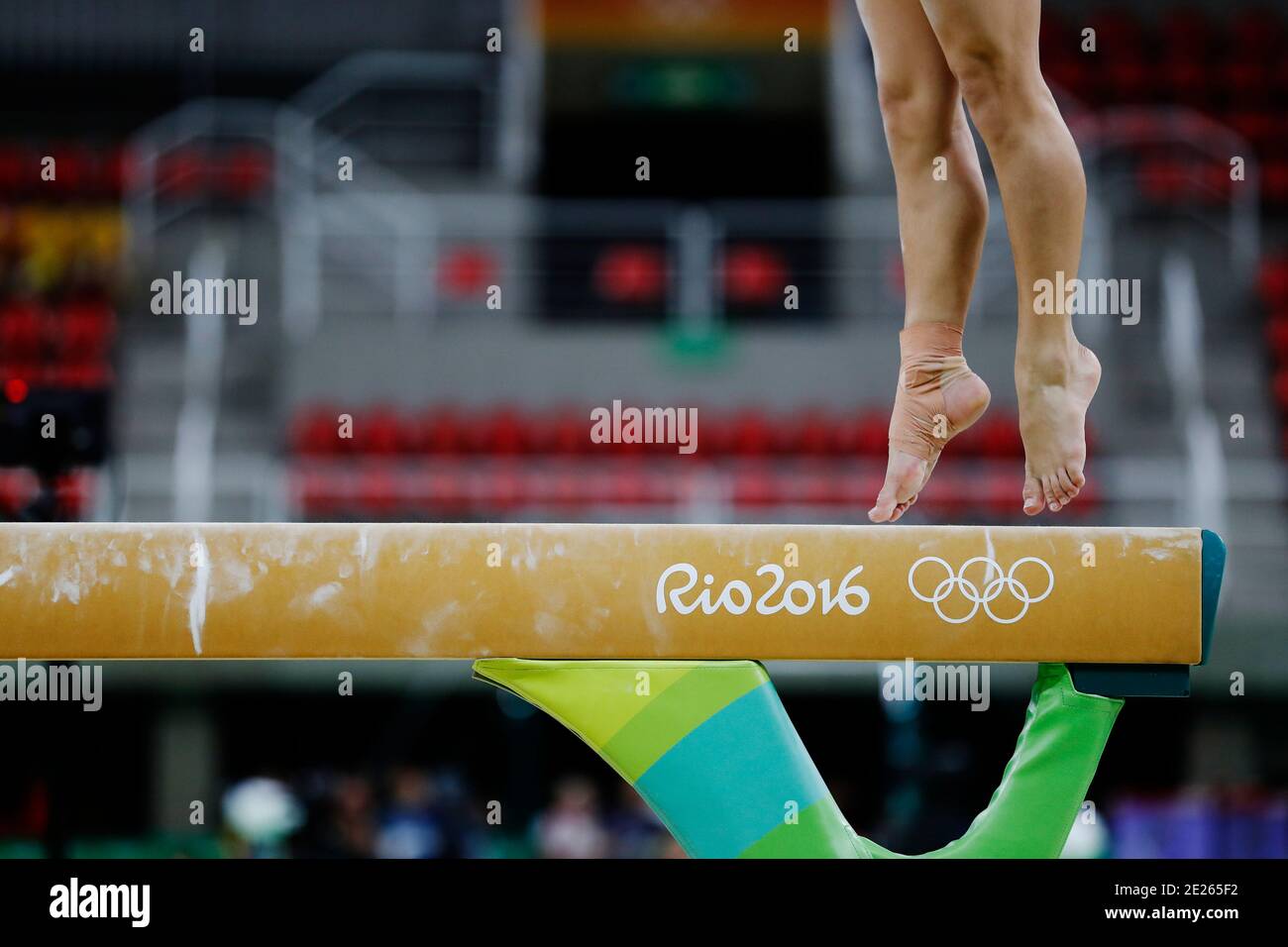 Concours Balance Beam à la gymnastique artistique des Jeux Olympiques d'été de Rio 2016. Pieds d'athlète pendant une séance d'entraînement. Banque D'Images