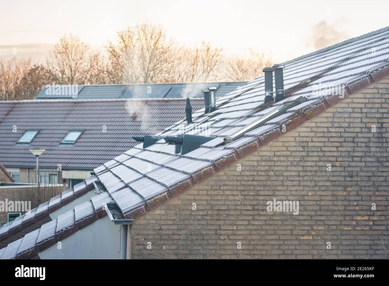 Rime sur les toits de maisons sur un froid matin d'hiver. Mise au point sélective. Banque D'Images