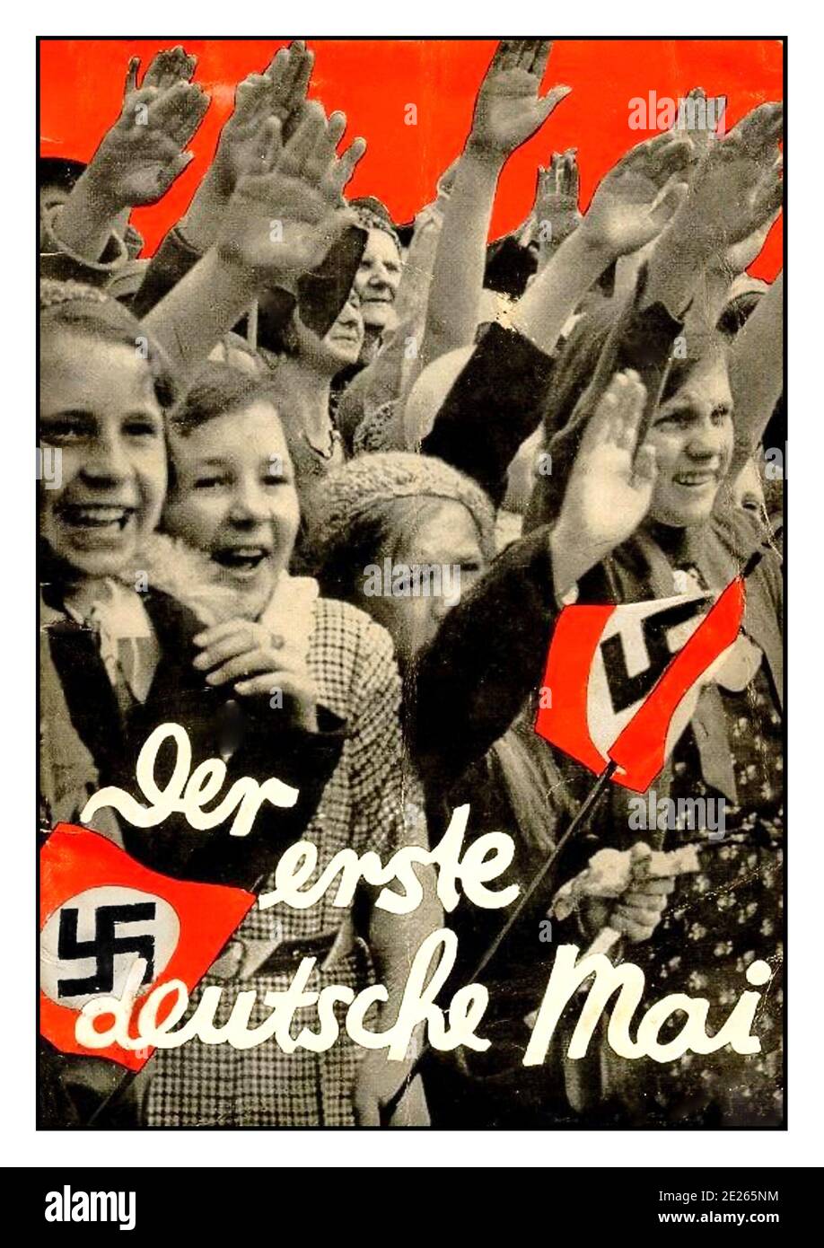 HITLER SALUE l'affiche de propagande nazie de 1933 ‘Der Erste Deutsche Mai’ affiche de propagande nazie de 1933 le premier Mai allemand’ avec des foules de jeunes filles extatiques qui agissaient les drapeaux de la swastika nazie et donnaient au Heil Hitler le salut de l'Allemagne nazie des années 1930 Banque D'Images