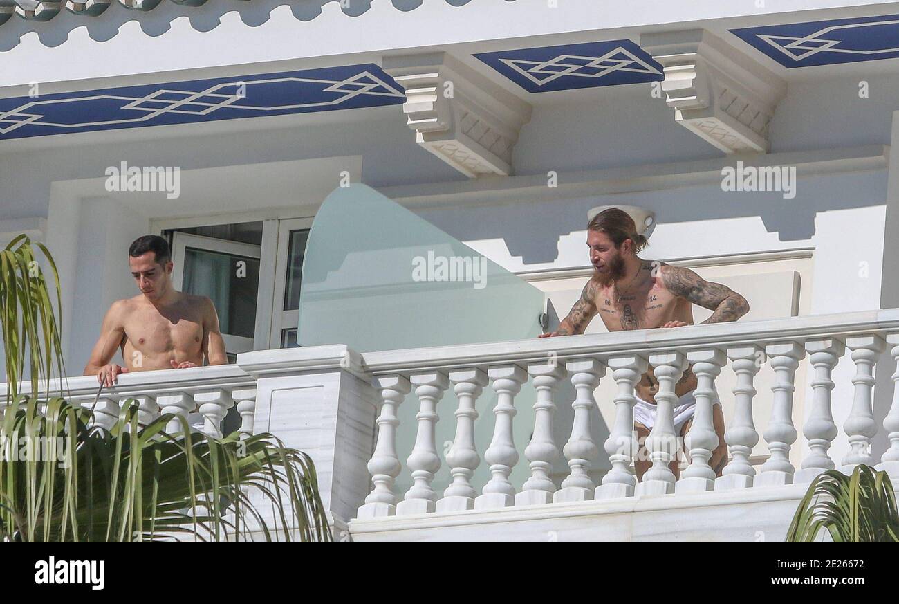 Malaga, Espagne. 12 janvier 2021. 12 janvier 2021 (Malaga) Real Madrid les joueurs de football regardent par les fenêtres du grand hôtel Miramar de Malaga, 3 jours avant le match demi-fin de la Super Cup contre le rival Athétique de Bilbao au stade de la Rose Garden Player: Sergio Ramos et Lucas Vazquez 12 de enero 2021 (Malaga) Los jugadores del Real Madrid se asoman en las ventanas del gran Hotel Miramar de Malaga, A 3 dias del partido de semifinal de la Supercopa ante el Rival Athetique de Bilbao en el Estadio de la Rosaleda Lorenzo Carnero/Cordel Press Credit: CORDO PRESS/Alay Live News Banque D'Images