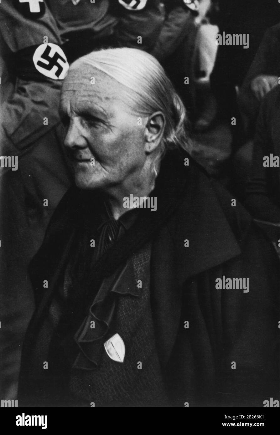 Vieille femme au rassemblement nazi Banque D'Images