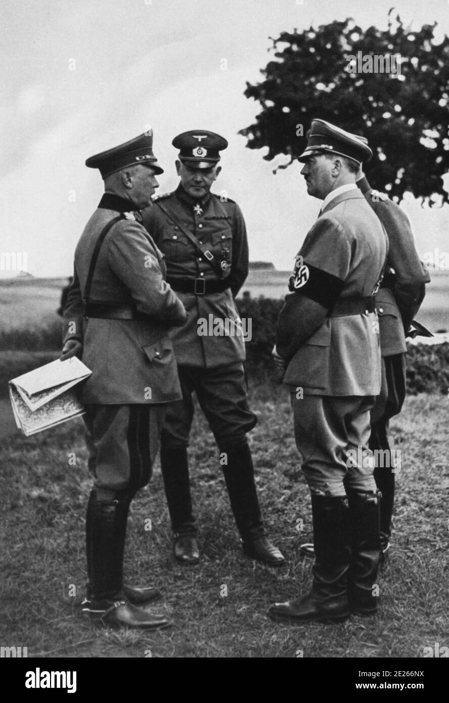 Hitler, von Fritsch et von Blomberg 1935 lors des manoeuvres sur le cours d'entraînement militaire Munsterlager Banque D'Images