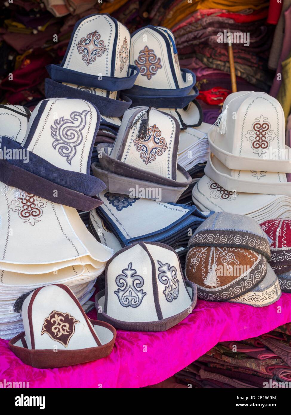 Kalpak (Al-kalpak), le chapeau de feutre traditionnel du Kirghizistan. La  production est inscrite au patrimoine mondial immatériel de l'UNESCO. Jayma  Bazar, l'un des plus grands Photo Stock - Alamy