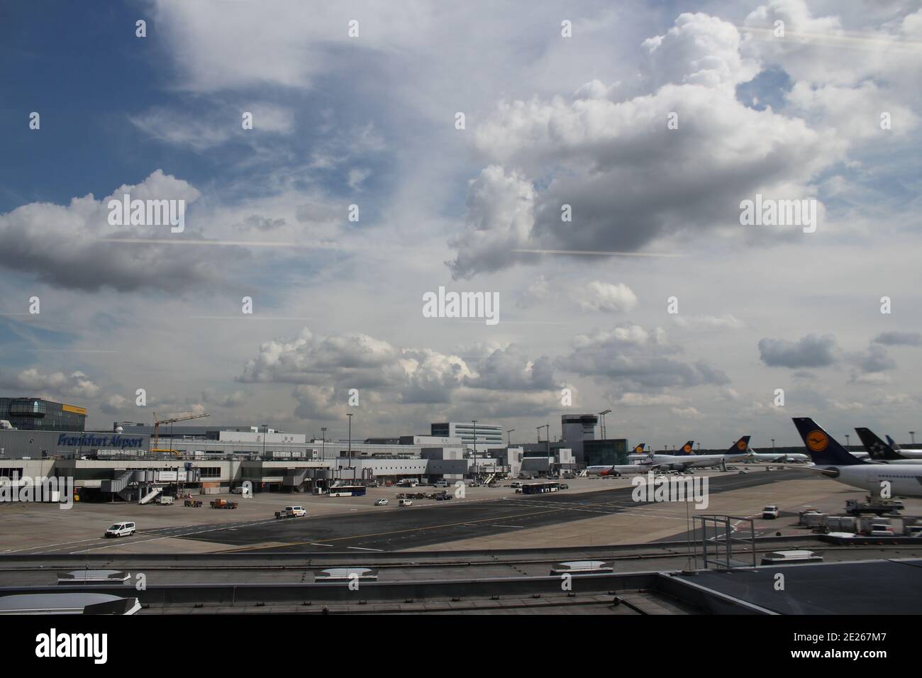 avions et véhicules sur une piste à l'aérogare 1 à l'aéroport de francfort Banque D'Images
