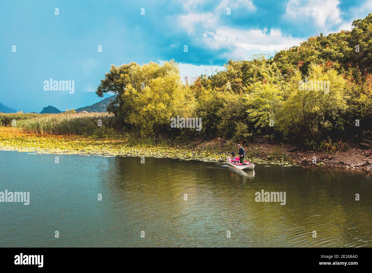 Lieu de pêche pittoresque au bord du lac dans les montagnes - national réserver Banque D'Images