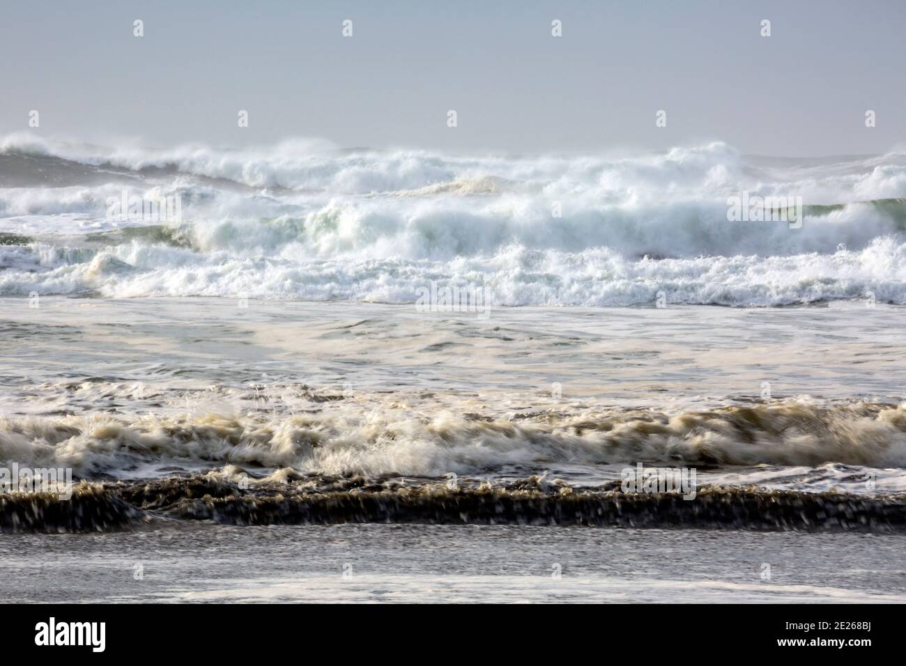 WA19097-00...WASHINGTON - Surf à vent sur Benson Beach dans le parc national de Cape déception. Banque D'Images