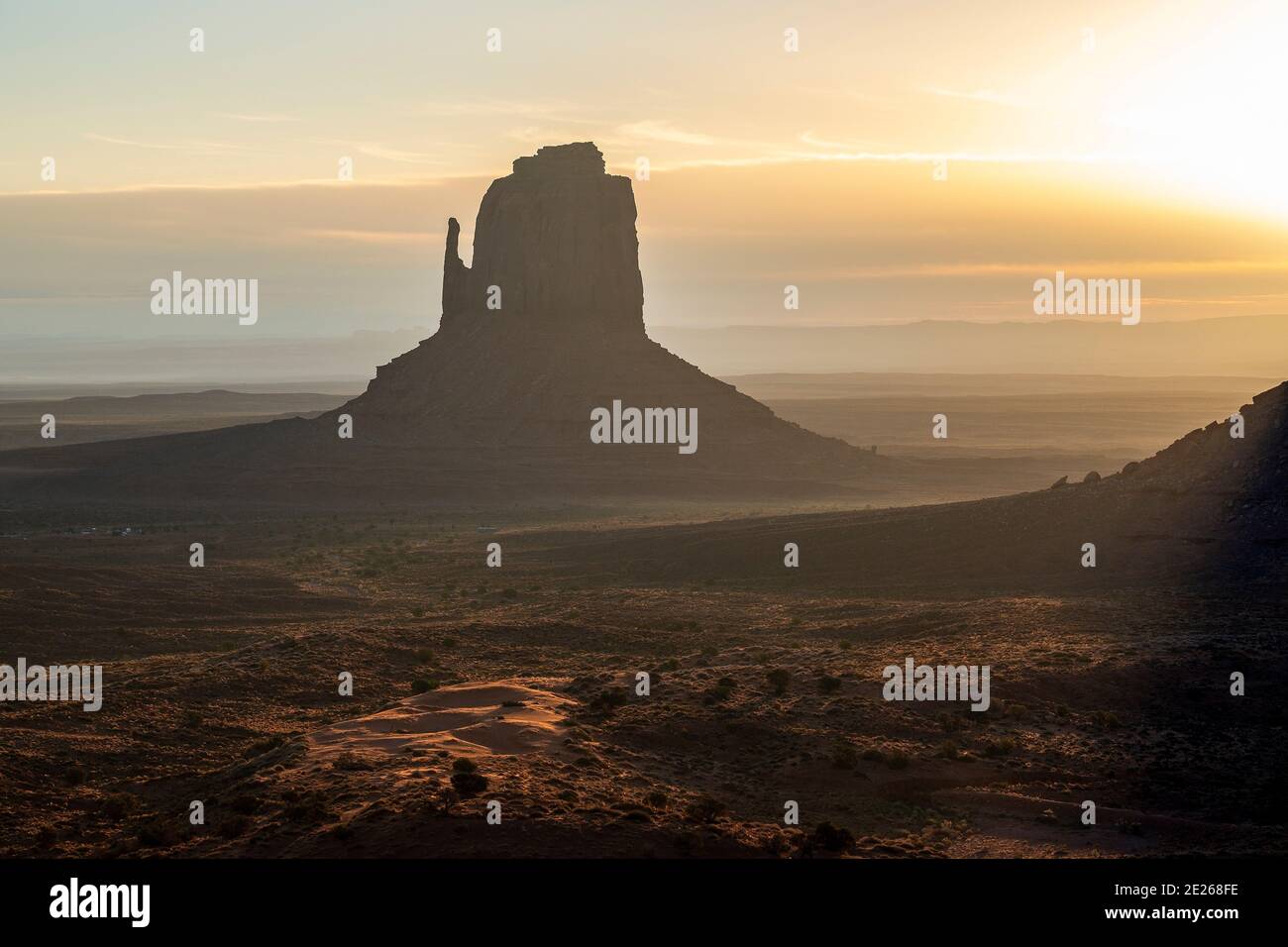 Silhouette de l'emblématique formation rocheuse East Mitten au lever du soleil dans le parc tribal Monument Valley Navajo, Arizona et Utah, États-Unis Banque D'Images