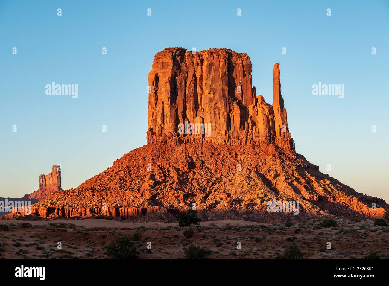 Coucher de soleil sur l'emblématique formation rocheuse de West Mitten dans le parc tribal de Monument Valley Navajo, ligne d'État de l'Arizona et de l'Utah, États-Unis Banque D'Images