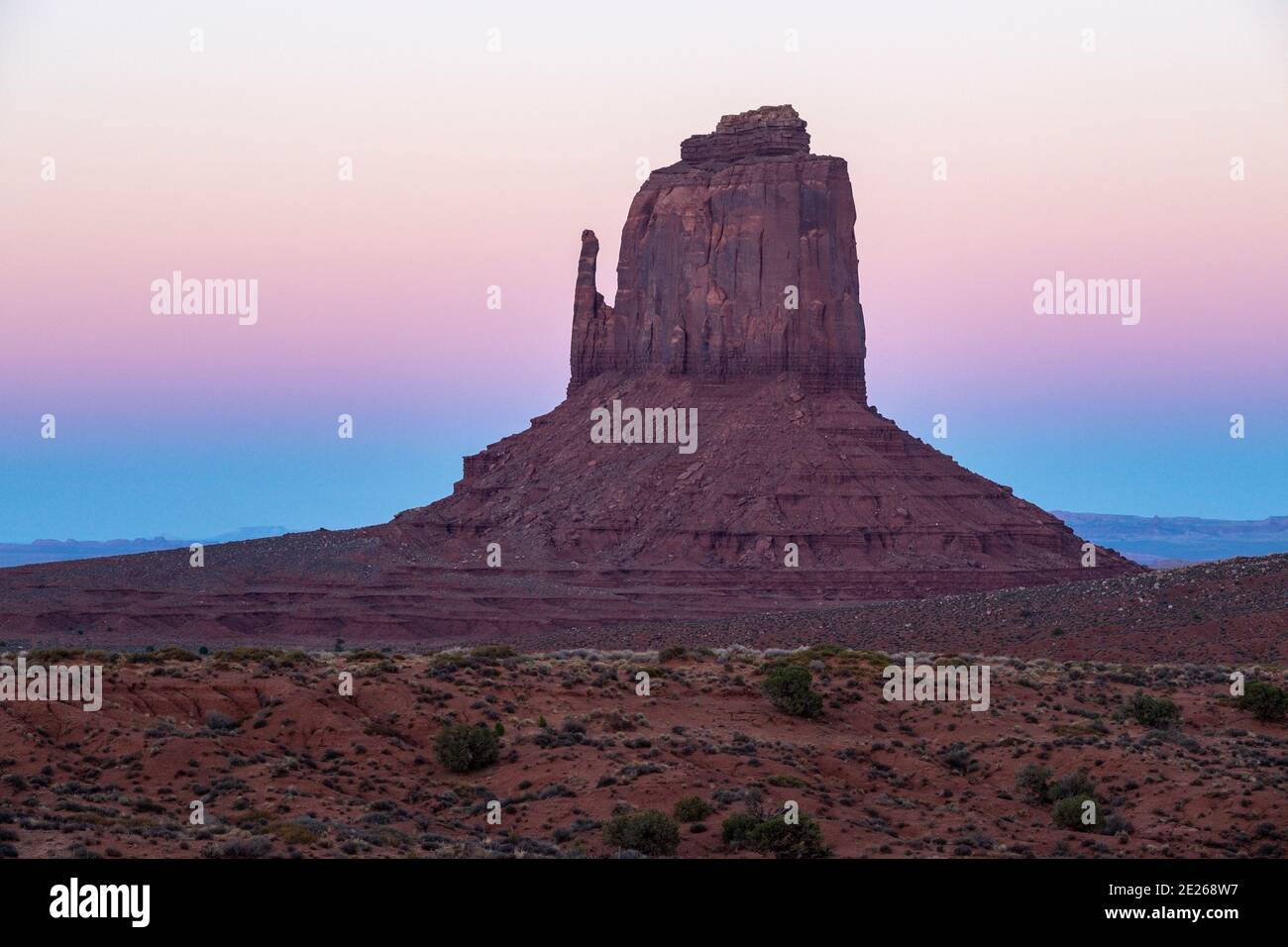 La formation rocheuse East Mitten au crépuscule dans le parc tribal de Monument Valley Navajo qui chevauche la ligne d'État de l'Arizona et de l'Utah, États-Unis Banque D'Images
