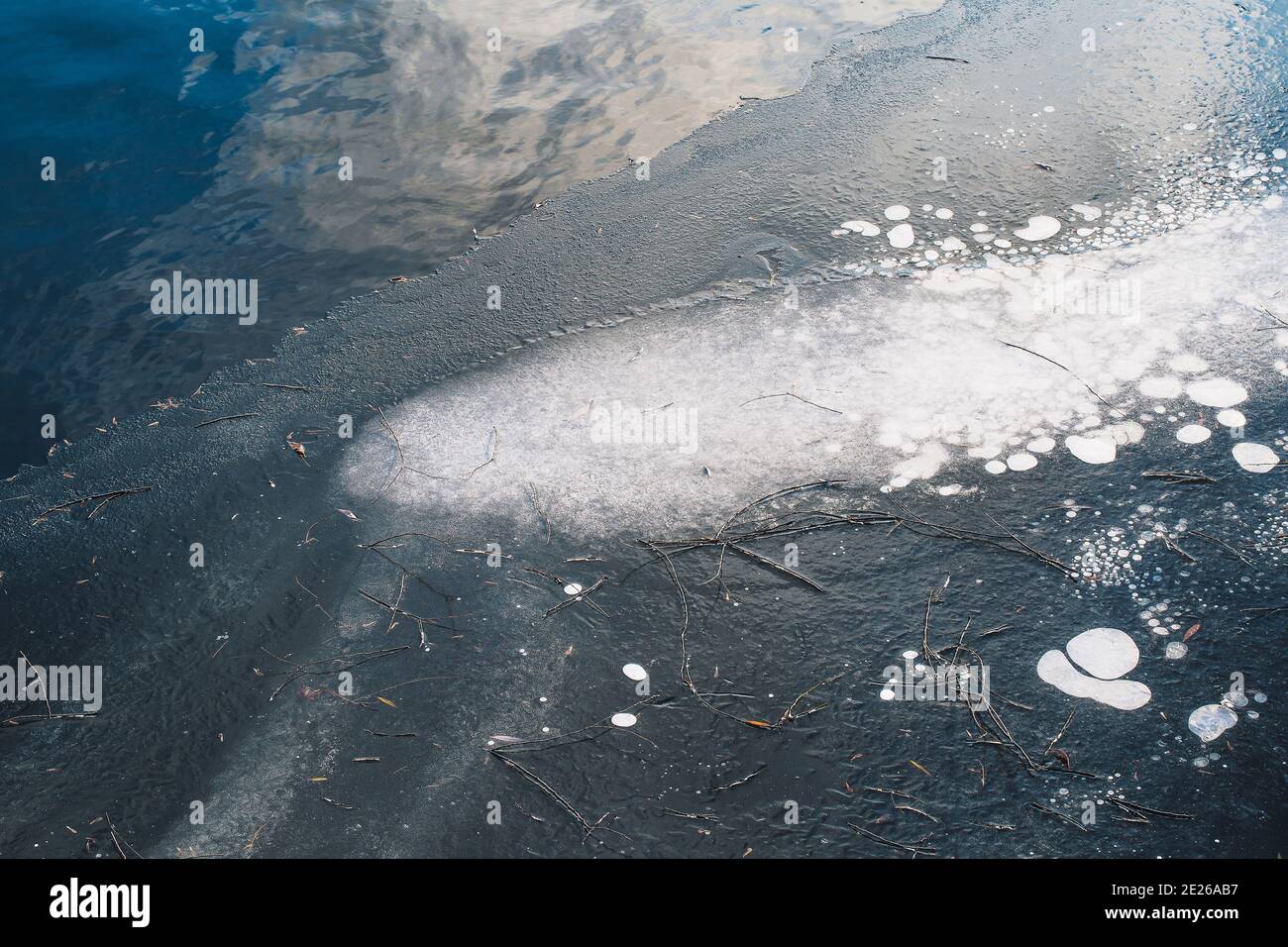 Glace sur l'eau gros plan en flou artistique - vue abstraite de l'eau gelée dans la nature Banque D'Images