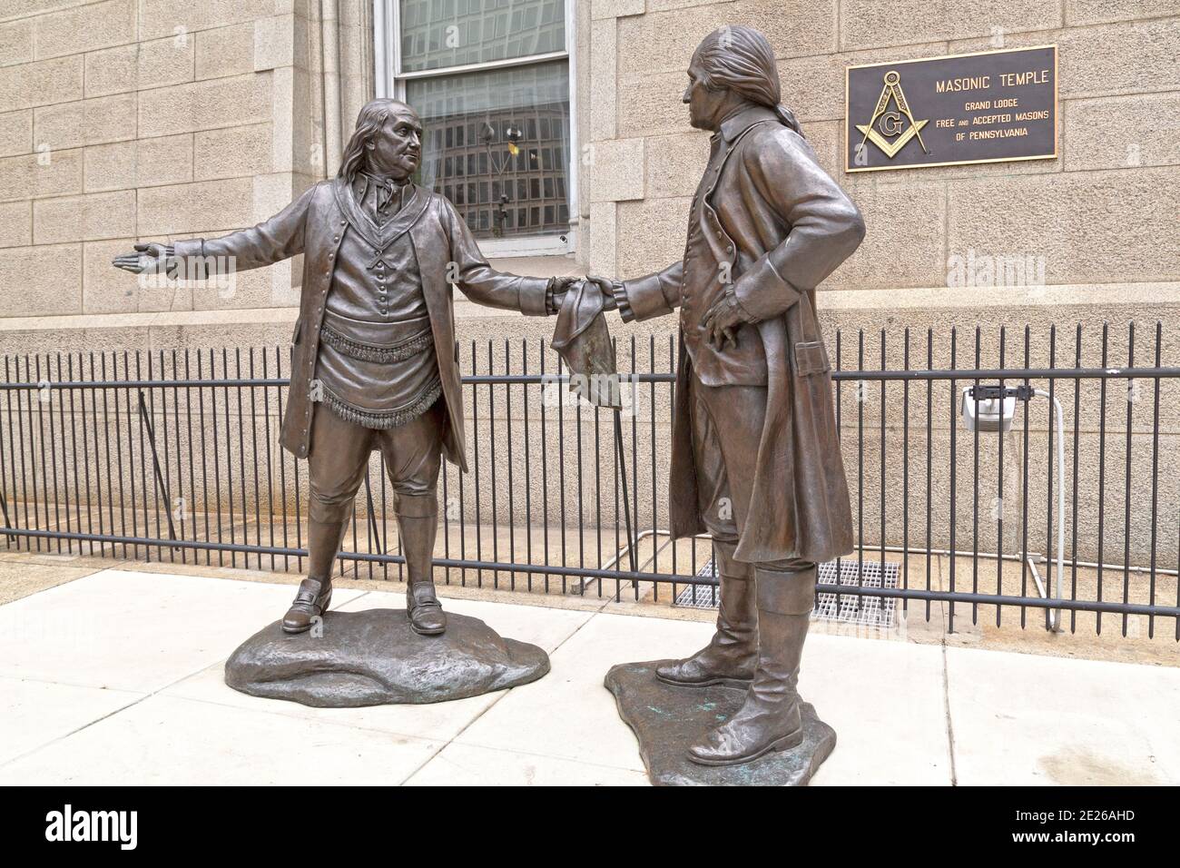 Statue représentant Benjamin Franklin et George Washington à l'extérieur du musée et de la bibliothèque maçonniques de Philadelphie, États-Unis. Banque D'Images