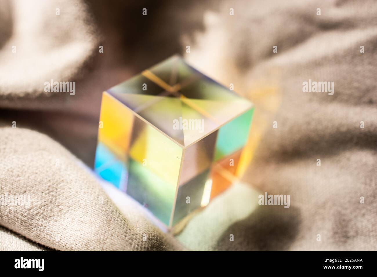QLEUIFT 2 pcs Prisme de Dispersion RVB en Verre Optique X-Cube pour enseigner la Physique du Spectre Lumineux - Cadeau de lumière, Livré avec Une Pochette en Velours