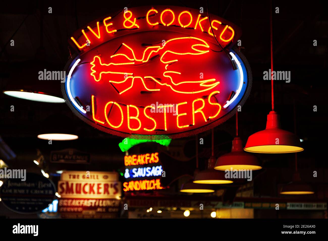 Enseigne au néon annonçant des homards en direct et cuits à Philadelphie, aux États-Unis. Le panneau est affiché au Reading terminal Market. Banque D'Images