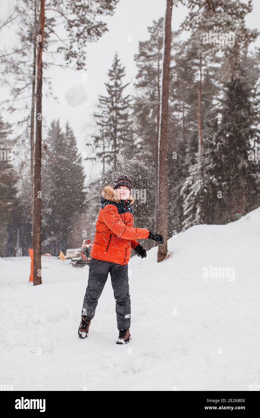 Enfants jouant des boules de neige dans la forêt en vacances - enfance rêves - flou d'action de mouvement Banque D'Images