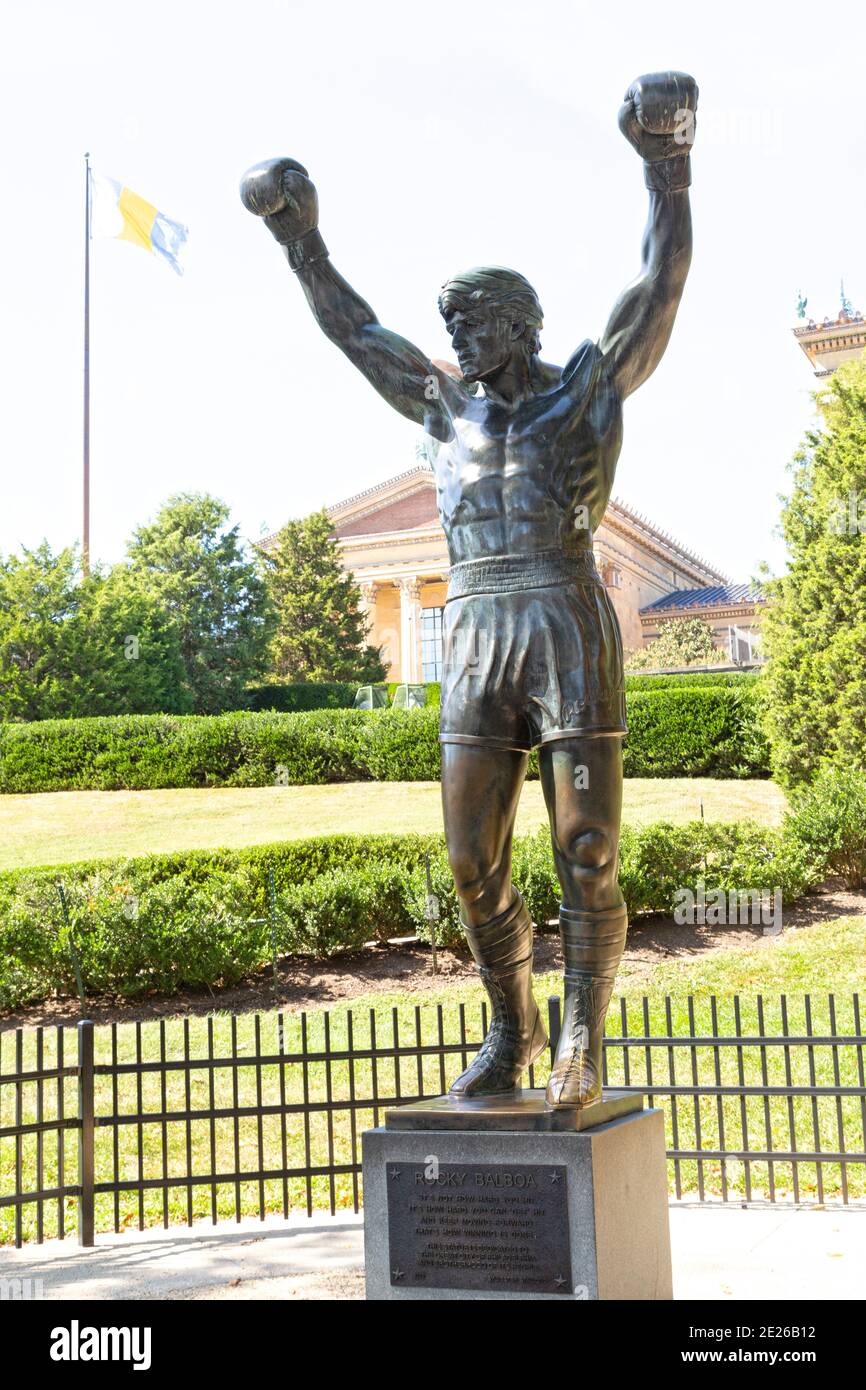 Statue des Rocheuses à Philadelphie, États-Unis. La statue de bronze de Rocky Balboa, jouée par Sylvester Stallone, dans le film 'Rocky III'. Banque D'Images