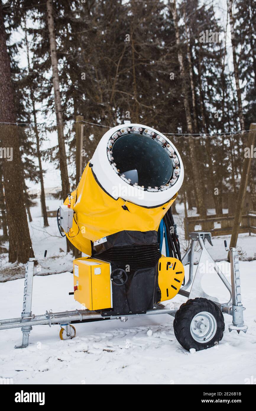 Canon à neige pour l'application de neige artificielle sur la pente pour ski - centre de ski Banque D'Images